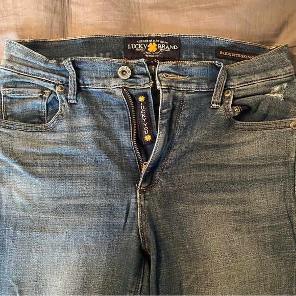 Lucky Brand Skinny Blue Jeans slightly distressed. Size 2/26 - Picture 6 of 9